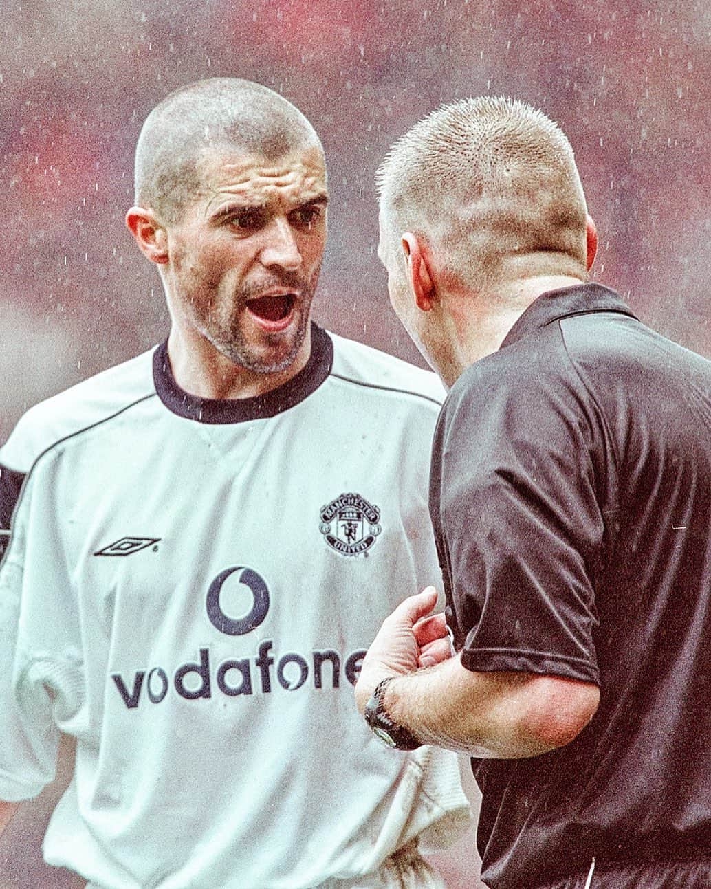 マンチェスター・ユナイテッドさんのインスタグラム写真 - (マンチェスター・ユナイテッドInstagram)「🗣 A quiet exchange between Keano and the ref at Anfield... #MUFC #PhotoOfTheDay #TBT」1月15日 0時00分 - manchesterunited