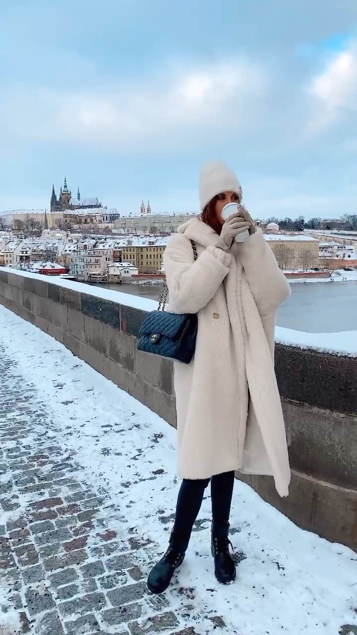 バーボラ・コディトヴァのインスタグラム：「How magical is snow in Prague? ❄️ PS: this is my favourite wintery look 🐻」