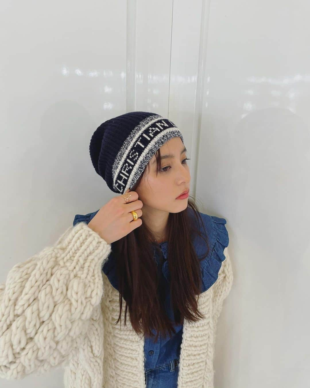 新木優子さんのインスタグラム写真 - (新木優子Instagram)「私服  knit cap : @dior  knit : @ilovemrmittens  denim shirt : @seesbeesknees_  denim : @rollasjeans  boots : @zara  bag : @dior  ring : @dior  pukkuri ring : @five_twenty_one  earring : @knowhowjewelry   撮影の時だけマスク外しています🙇🏻‍♀️✨」1月15日 0時01分 - yuuuuukko_