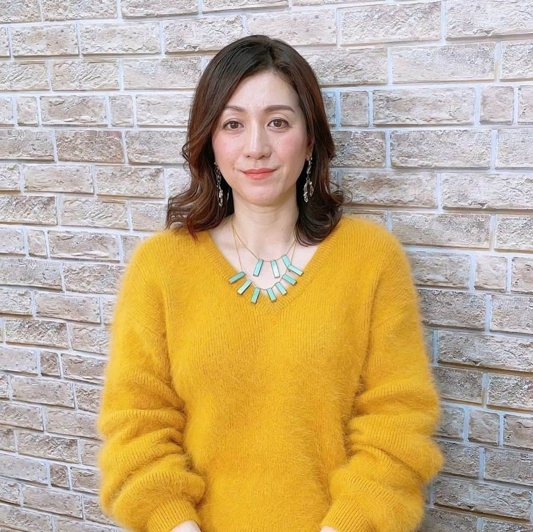 野々村友紀子さんのインスタグラム写真 - (野々村友紀子Instagram)「お仕事もリモートが 増えてまいりました。  本日も【ゴゴスマ 】と【チャント！】 生放送ありがとうございました  綺麗な色で映えるニットは @katrin_tokyo  のものです🌼  微妙な笑顔なのは、口の中にチョコレートを入れた瞬間だからです。 好きなチョコは、少しビターでフルーツやナッツ入りのもの、オレンジ入りのもの🍊 今日のはオレンジ入りのやつです。  土曜日は【サタデープラス】 日曜は【真相報道バンキシャ！】と、 【東野幸治のニッポン強靭化計画】 ✳︎関西地域　朝日放送  よろしくお願いします！」1月15日 0時12分 - nonomura_yukiko