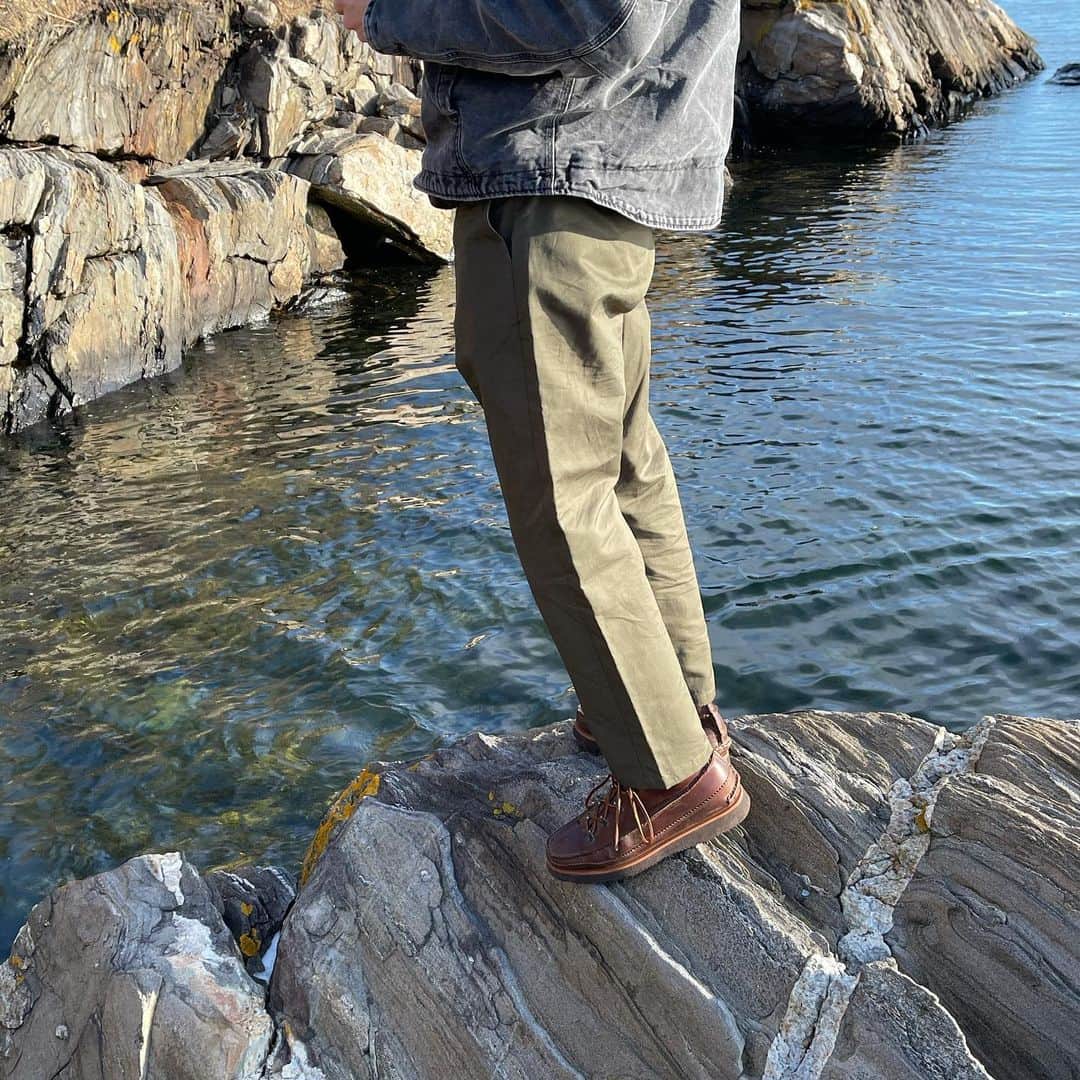スティーブンアランのインスタグラム：「Photographer @chandlerbondurant in Maine in the Makers Pants. If you could bring only one pair of pants on a weekend trip, these would be it – they’re infinitely versatile and understated. Made in NYC. #stevenalan」