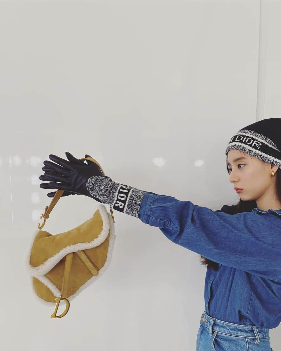 新木優子さんのインスタグラム写真 - (新木優子Instagram)「knit  cap & gloves : @dior  tops : @seesbeesknees_  denim : @rollasjeans  bag : @dior」1月15日 0時22分 - yuuuuukko_