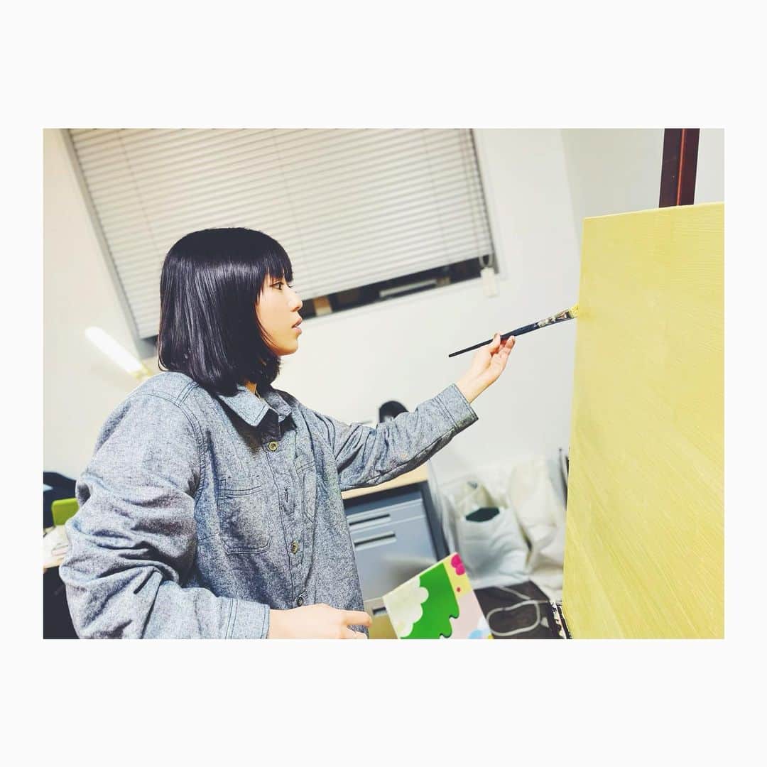 小池花瑠奈のインスタグラム：「年末に思い切り画材調達をしまして、 大きいキャンバスを沢山買いました。 年始から現在作品5点を同時進行中です🎨 描いてる間、数時間立っていたり 中腰だったりしゃがんだり正座して描いているので そろそろ腰がぱきぱき🙄 絵を描いてるとあっという間に時間が過ぎていくなぁ。  #oilpainting #painting #drawing #油絵 #etepin」