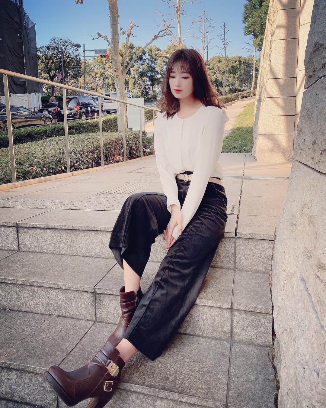 ミクのインスタグラム：「. . めっちゃ天気良くて気持ちよかったね。 ラジオの帰りに いずみに撮ってもらった♡ . . ハイウエストのパンツは脚の長く見えるから良き👏 . .  #fashion #ootd #hairstyle ##팔로우환영　#오오티디　#일상　#巻き髪アレンジ  #ミディアムヘア  #おやすみなさい #ハイウエストパンツ　#emoda #コーティネート」