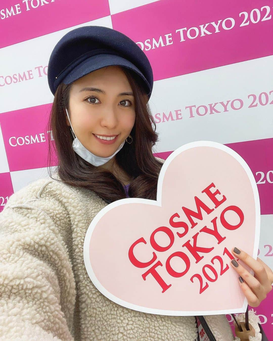 mimiさんのインスタグラム写真 - (mimiInstagram)「COSME TOKYO @cosme_tokyo  オフィシャルリポーターとして ご招待していただいたので 行ってまいりました☺️🙏💓  こちらはBtoB向け/業界関係者のみの展示会✨  久々の美容の展示会はワクワクしたな〜😍😍  やっぱり人気なのは肝細胞コスメ❣️ 色んな出店ブースでお見かけしました💡 私も何個か肝細胞コスメ使ってるけど本当おすすめ☺️💓  個人的に今回気になったのは アジアコスメ💄  アジアコスメは 昔の韓国コスメくらいしか手をだしたことがなくて🥺💦  まずは 中国を代表する漢方メーカー雲南白薬社による和漢パック 采之汲✨ @sainokumi_jp  高級和漢力集大成のパックは 一枚1530円とお高めだけど ・高麗人参 (オタネニンジン根エキス) ・丹参 (タンジンエキス) ・苦参 (クララエキス) ・唐沙参 (トウシャジン根エキス) ・ヒアルロン酸 など配合😳✨ そして乾燥小ジワ対策 効能評価試験済なのです🙌すごい🥺💓  続いて @cosmelabo_official さんにて 中国コスメカイリジュメイ @kailijumei_japan  誰もが知っているカイリジュメイ😆❣️ こちらのフラワーリップグロスもリップ同様ティント☺️💓 更にグロスにはトウガラシ果実エキス配合だからぷっくり唇になる💋 マスク生活中は絶対ティント🥺重宝します🙏❣️  コスメラボさんはタイコスメも😳💓 SRICHAND @srichand_japan  の1番売れているフェイスパウダー😆 くずれを防ぎ、透明感あるなめらか羽田にしてくれるみたい✨ 暑い国＝くずれを防ぐ さすがです🙌😳  最後に韓国コスメ🇰🇷 最近の韓国コスメ可愛いすぎて なにを買っていいのやら🥺💓 マックプランニングブースにあった AMOK @amok_official_  こちらのシャドウはなんと割れないシャドウ😳❗️ 触った感じは弾力がある✨ こちらのシャドウは気になるからブックマーク🔖💓  今年はアジアコスメも 沢山試してみようと思う😆  COSMETOKYOは 日付変わって本日までです✨ 💡2021年1月15日 ・ #国際化粧品展 #COSMETOKYO #cosmetokyo2021 #cosmetokyoオフィシャルリポーター #コスメの展示会 #美容の展示会 #コスメマニア #コスメ好きさんと繋がりたい #美容マニア #美活 #mimi美容 #きれいになりたい  #幹細胞コスメ #幹細胞培養液 #アジアコスメ #韓国コスメ #amok #中国コスメ #采之汲 #采之汲フェイシャルパック #雲南白藥 #漢方パック #和漢 #和漢パック #カイリジュメイ #kailijumei #ティントグロス #タイコスメ #シーチャン #SRICHAND」1月15日 0時25分 - chan.mi3