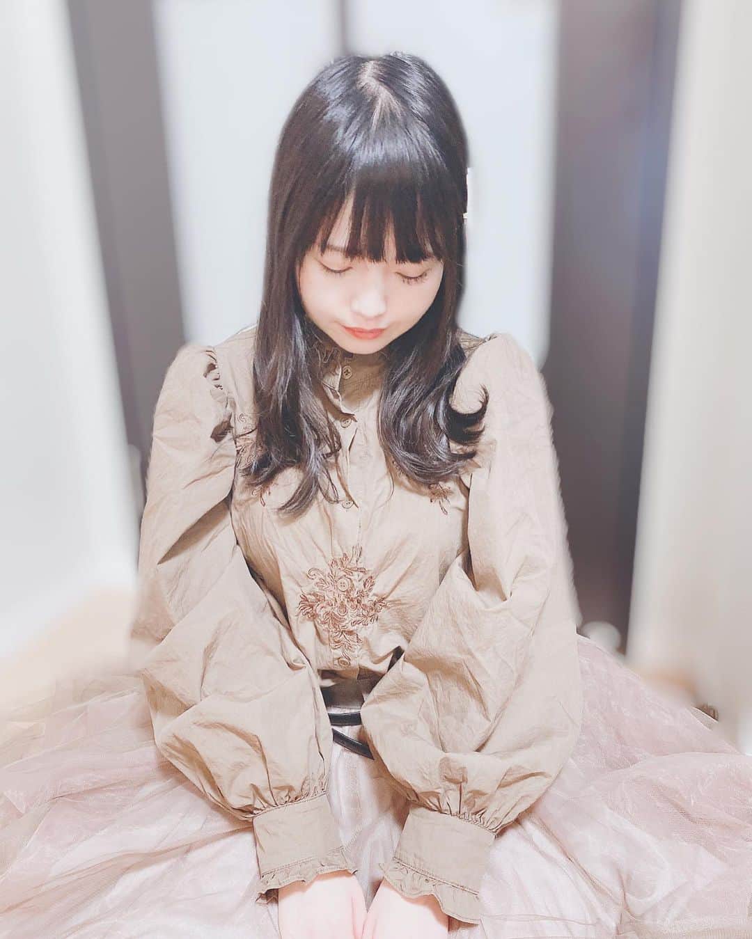のインスタグラム：「お嬢様風　#merryjenny #anime #amazing #dogsofinstagram #explore #flowers #kawaii #お嬢様 #ロングスカート #フレアスカート #naturephotography #kawaii #photography #黒髪　#あざとい系女子 #winter #シャツコーデ #巻き髪　#茶色コーデ #japanesegirl #lol #lolita #prada #自撮り界隈」
