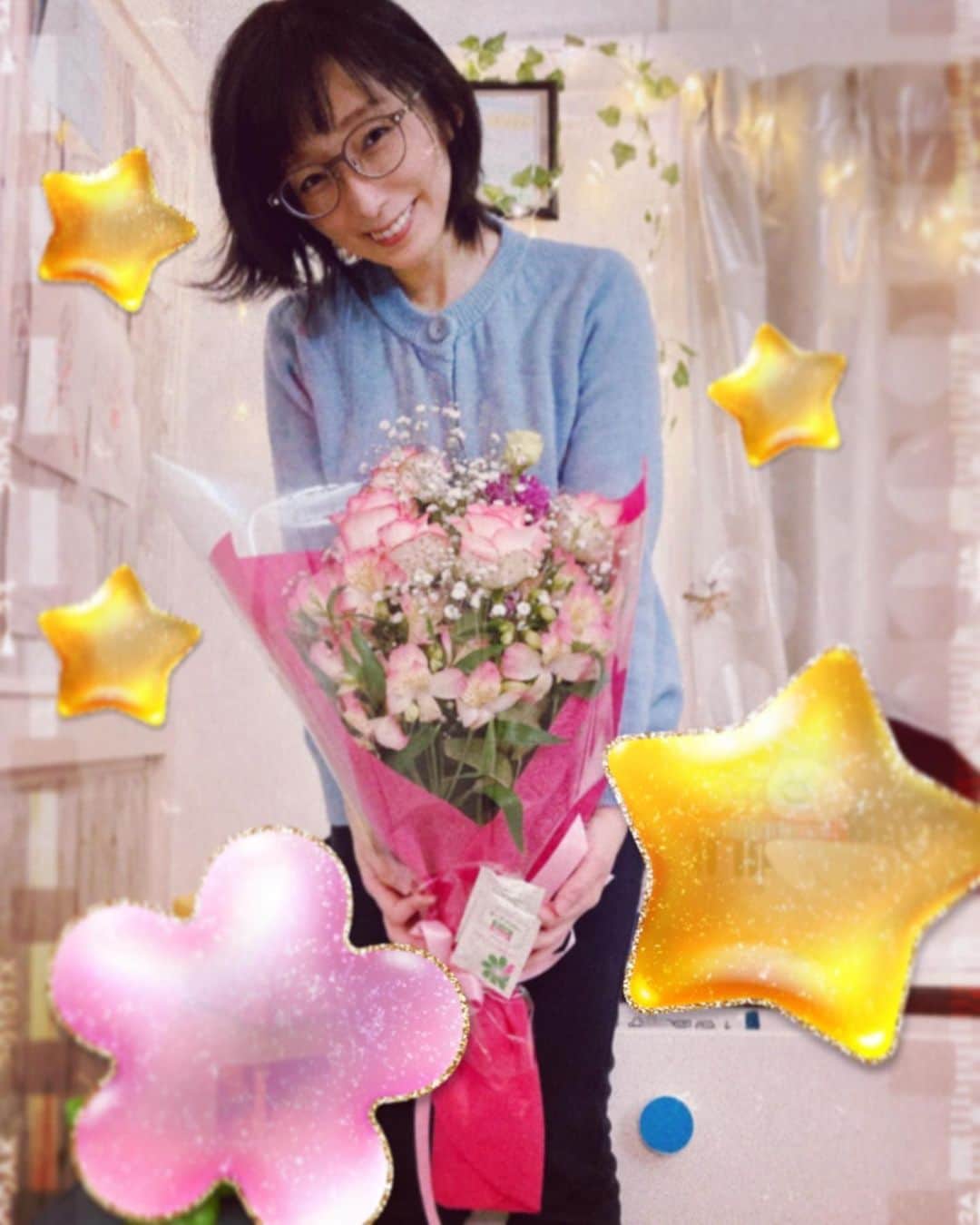 小明のインスタグラム：「やー驚いた驚いた、いつの間にか36歳になっているではないですか。30代からは時の流れがとてつもなく早いというのは本当ですね。平日だったし平常通り夕飯のなめこ汁などを作っていて、皿や鍋を洗い、にんじんを刻みながら「誕生日なのにつまんないな」と思っていたら、幼稚園から長男が大きい花束と共に帰宅。夫、柄にもなく憎い演出〜！単純なものでとたんに華やいだ気分になり、花を飾って絵を飾って、キャッキャうふふとなめこ汁をすすりました。余談ですが子供たちはなめこ汁が好きです。なめこ汁を出すと「きのこスープだ！」と喜びます。なめこ汁……きのこスープ……言い換えるとなんか洒落ますね。」