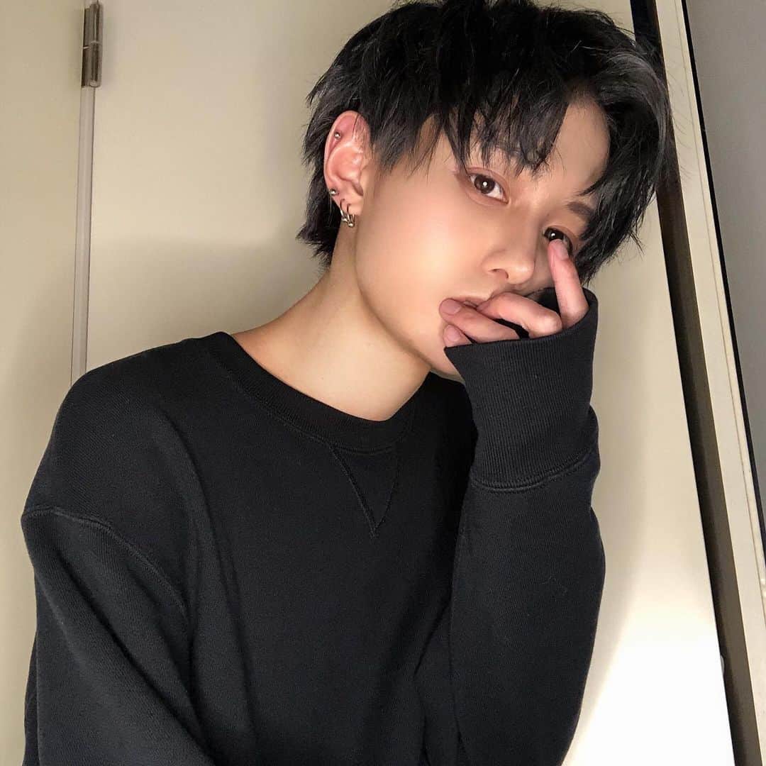 なおさんのインスタグラム写真 なおinstagram 軟骨につけてたリングピアスどっか消えちゃったから違うのつけた ピアス男子 メンズファッション メンズコーデ Ulzzang Ulzzangboy Ulzzangkorea 雰囲気 美男美女と繋がりたい 韓国好きな人と繋がり