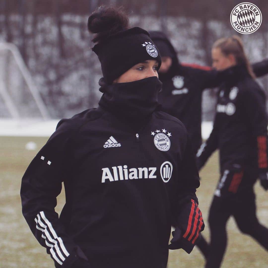 Lina Magullのインスタグラム：「Vorbereitung läuft. Es ist kalt. Es tut manchmal weh. Es ist Fußball. Aber es gibt nichts besseres, als etwas zu tun, dass man liebt und lebt ⚽️ #backwiththeteam #fcbayern #münchen #starting2021」