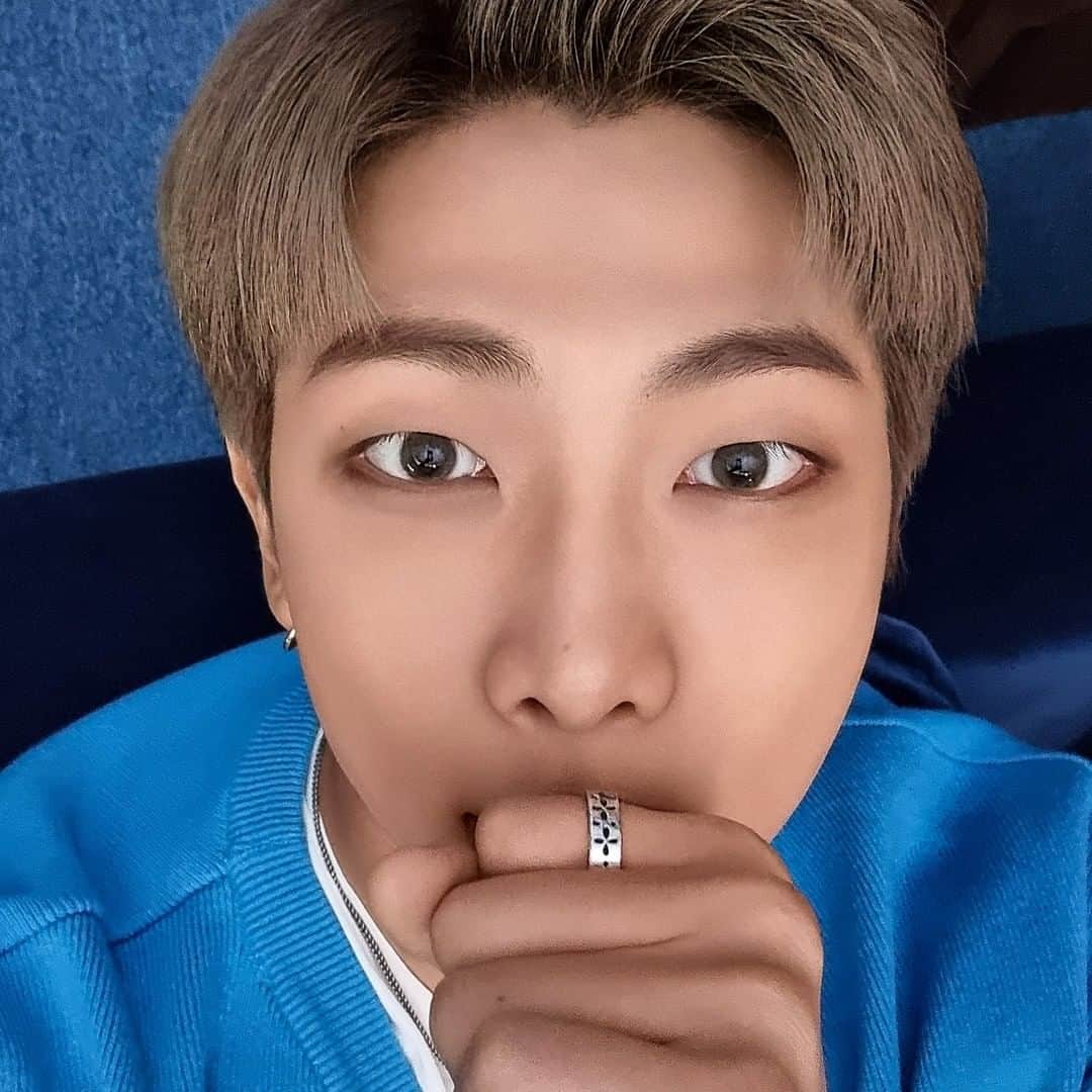 Samsung Mobileのインスタグラム：「Here are a few of those stunning AI-enhanced, high-quality selfies we just mentioned...😏 #GalaxyS21 @bts.bighitofficial」