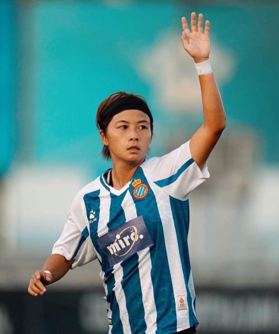 山本摩也のインスタグラム：「.﻿ ﻿ ﻿ Hey 👋🏽 ﻿ ﻿ ﻿#rcdespanyol #山本摩也#futbolfemenino」