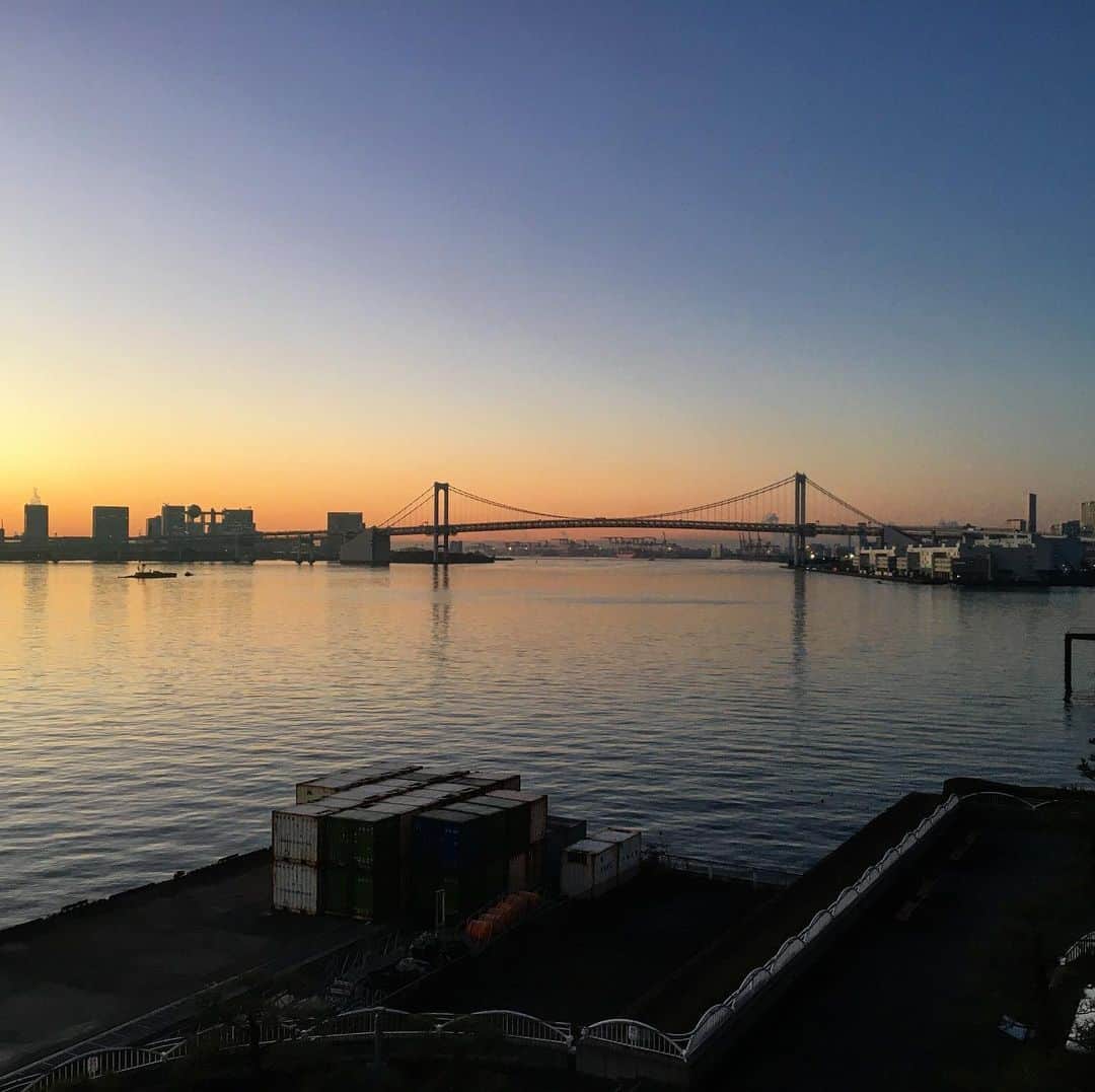 InterContinental Tokyo Bayさんのインスタグラム写真 - (InterContinental Tokyo BayInstagram)「. 冬の夜明け🌅 . 1月はホテルの左手にある選手村の方向から日が昇ります。  冬は空気が澄んでいますので、ぜひ早起きして幻想的な夜明けをお部屋からお楽しみください❄️ . #intercontinentaltokyobay  #intercontinental  #ホテルインターコンチネンタル東京ベイ  #インターコンチネンタル東京ベイ  #客室 #ホテル #ホテルからの景色  #ホテルからの眺め  #日の出　#ビュー  #竹芝桟橋 #レインボーブリッジ #夜明け #冬の景色 #冬　#❄️」1月15日 0時32分 - intercontitokyobay