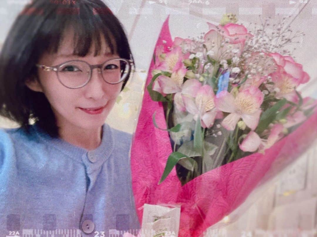 小明のインスタグラム：「この時期は毎年イベントがあって同窓会みたいにいろんな方に会えました。 Twitterで「もう干支一回り応援してます」と言っていただいたり、なんとも感慨深いといいますか、親戚ともそんなに密には付き合っていないもので、毎年イベントで色々お祝いをいただき、子供に「すごーい！これどうしたの？」と聞かれると「親戚とお友達がくれたの」と伝えています。 私のような意味のわからないものを長年応援し続けてくれるコアな強者の皆さま、そしてそれなりにライトな皆さま、そう、この細かいコメントを読んでくれているあなた、あなたに私はまた会いたい！ またくだらない話でゲラゲラ笑える日まできっともう少しですよね。 それまで皆さま、どうぞ健やかにお過ごしください！」