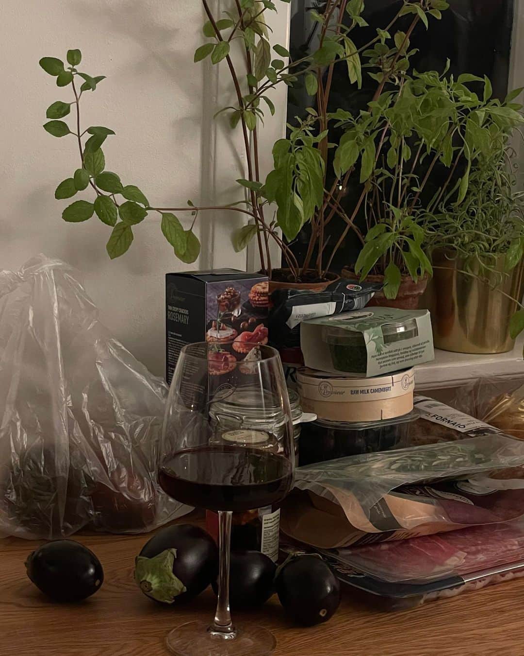 Mathilde Goehlerのインスタグラム：「Missing nights like these.  My girls  and one birthday celebration for @sophiegoehler 🤍」