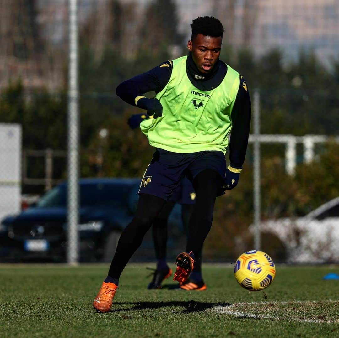 エラス・ヴェローナFCさんのインスタグラム写真 - (エラス・ヴェローナFCInstagram)「🥁 RITMI ALTI verso #BolognaVerona 💪💛💙  #DaiVerona #hellasverona #training #SerieATIM」1月15日 0時36分 - hellasveronafc