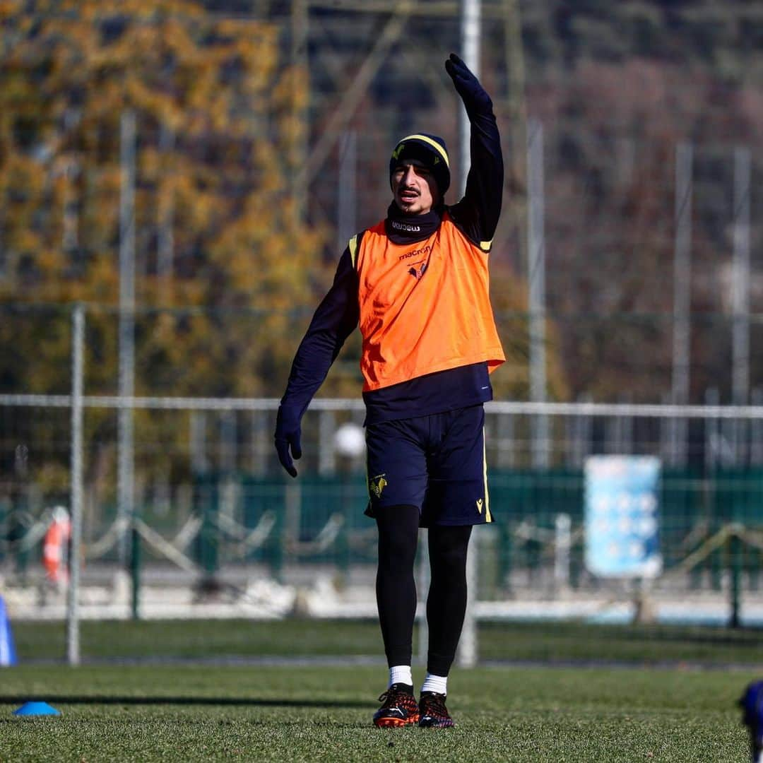 エラス・ヴェローナFCさんのインスタグラム写真 - (エラス・ヴェローナFCInstagram)「🥁 RITMI ALTI verso #BolognaVerona 💪💛💙  #DaiVerona #hellasverona #training #SerieATIM」1月15日 0時36分 - hellasveronafc