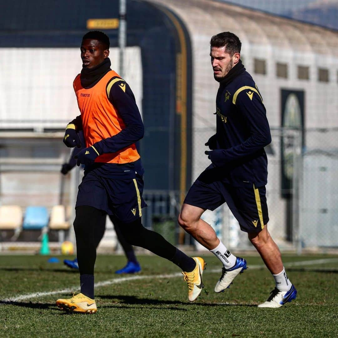 エラス・ヴェローナFCさんのインスタグラム写真 - (エラス・ヴェローナFCInstagram)「🥁 RITMI ALTI verso #BolognaVerona 💪💛💙  #DaiVerona #hellasverona #training #SerieATIM」1月15日 0時36分 - hellasveronafc