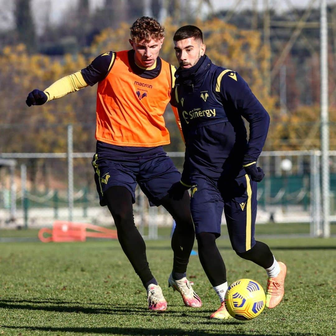 エラス・ヴェローナFCさんのインスタグラム写真 - (エラス・ヴェローナFCInstagram)「🥁 RITMI ALTI verso #BolognaVerona 💪💛💙  #DaiVerona #hellasverona #training #SerieATIM」1月15日 0時36分 - hellasveronafc