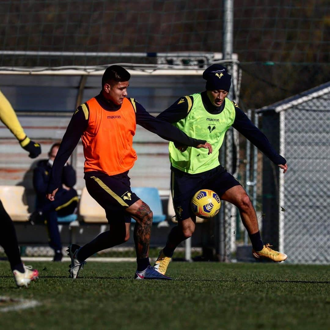 エラス・ヴェローナFCさんのインスタグラム写真 - (エラス・ヴェローナFCInstagram)「🥁 RITMI ALTI verso #BolognaVerona 💪💛💙  #DaiVerona #hellasverona #training #SerieATIM」1月15日 0時36分 - hellasveronafc