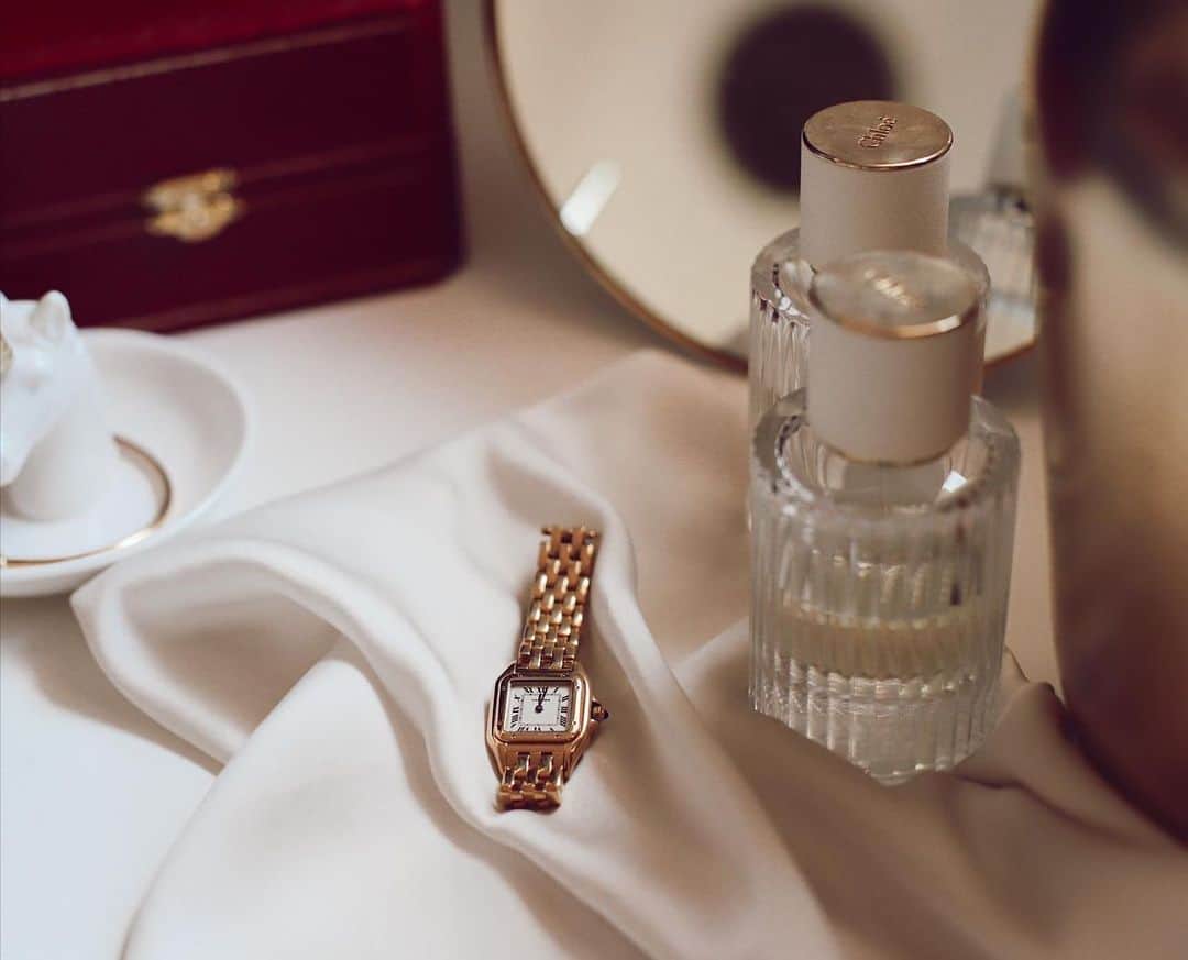 ジョアナ・サンスのインスタグラム：「This year I decided to be more sustainable with the planet, I discovered  @vestiaireco a way  to purchase “pre-loved” items, I could buy the watch of my dreams for much less than I expected and also help the environment 💚♻️  Second-hand, first choice 🙌🏽  #vestiairecollective #vestiaire」