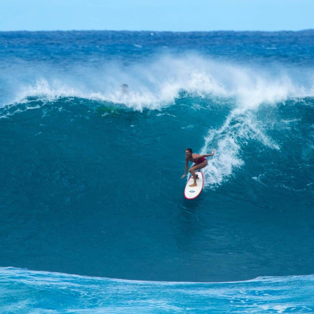 ステファニー・ギルモアさんのインスタグラム写真 - (ステファニー・ギルモアInstagram)「Sunset Beach with the timeless @danedamus and a couple of red beauties by @brewerchapmansurfboards 😍 this section in ‘The Pick Up’ show new episode on my InstyTV 🤙🏽」1月14日 15時44分 - stephaniegilmore