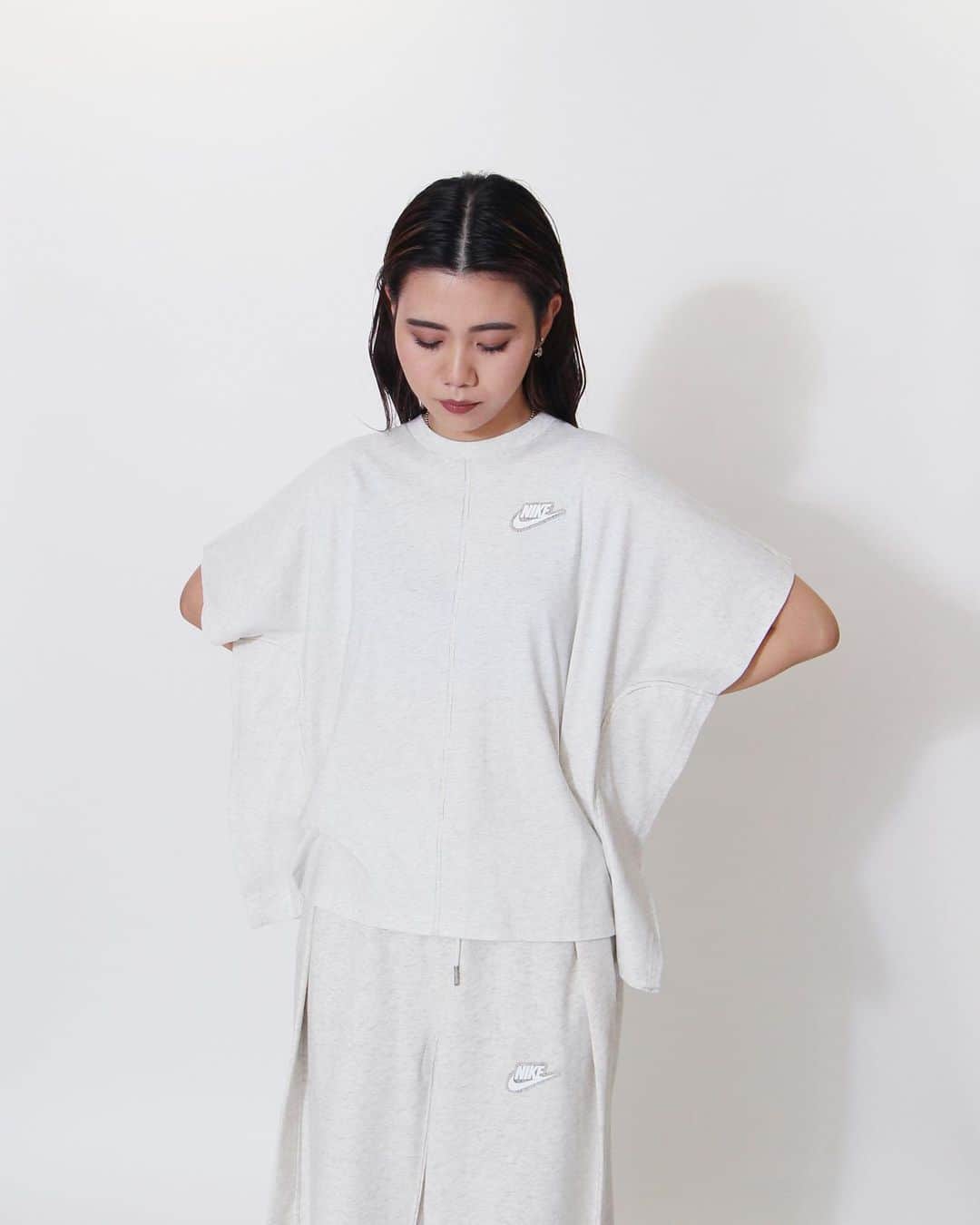 A+Sのインスタグラム：「in stock now  ■NIKE WMNS NSW EARTHDAY S/S TOP COLOR : WHITE SIZE : XS - XL PRICE : ¥5,500 (+TAX)  MODEL : 167cm (size S)  リサイクル素材とオーガニック素材を混紡したフレンチテリーフリースで、重ね着の定番をアップデート。全体に配したステッチのディテールが生み出す独特のパターンが、この気楽なスタイルのサステナブルなデザインを表現。   The French terry fleece, which is a blend of recycled and organic materials, updates the standard layering. The unique pattern created by the stitching details throughout expresses this easy-going style of sustainable design.  #a_and_s #NIKE #NIKENSW #NIKEEARTHDAY」