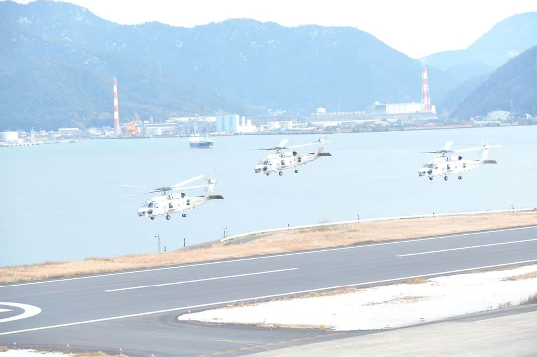 海上自衛隊さんのインスタグラム写真 - (海上自衛隊Instagram)「本日は、海上自衛隊航空部隊におけるヘリコプターを紹介します！ 写真は舞鶴航空基地のＳＨ－６０Ｋによる訓練風景です。  #海上自衛隊 #飛行機 #ヘリコプター #SH60K #空好き #君に見せたい景色」1月14日 15時55分 - jmsdf_pr