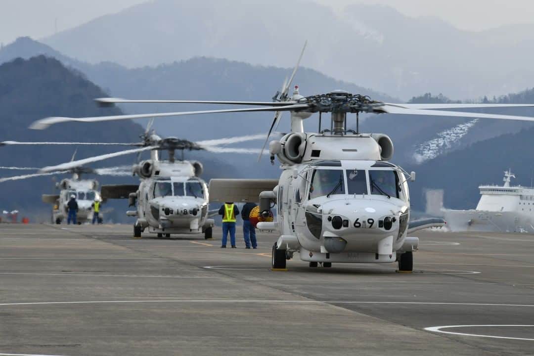 海上自衛隊さんのインスタグラム写真 - (海上自衛隊Instagram)「本日は、海上自衛隊航空部隊におけるヘリコプターを紹介します！ 写真は舞鶴航空基地のＳＨ－６０Ｋによる訓練風景です。  #海上自衛隊 #飛行機 #ヘリコプター #SH60K #空好き #君に見せたい景色」1月14日 15時55分 - jmsdf_pr