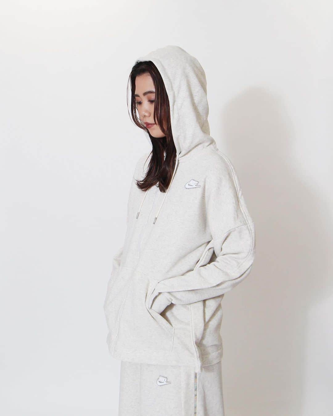 A+Sのインスタグラム：「in stock now  ■NIKE WMNS NSW EARTHDAY FT L/S FULL ZIP HOODIE COLOR : WHITE SIZE : XS - L PRICE : ¥8,500 (+TAX)  MODEL : 167cm (size S)  リサイクル素材とオーガニック素材を混紡したフレンチテリーフリースで、重ね着の定番をアップデート。全体に配したステッチのディテールが生み出す独特のパターンが、この気楽なスタイルのサステナブルなデザインを表現。   The French terry fleece, which is a blend of recycled and organic materials, updates the standard layering. The unique pattern created by the stitching details throughout expresses this easy-going style of sustainable design.  #a_and_s #NIKE #NIKENSW #NIKEEARTHDAY」