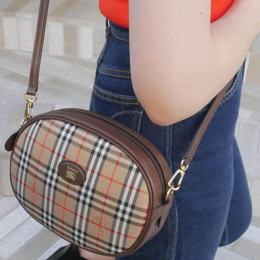 Vintage Brand Boutique AMOREさんのインスタグラム写真 - (Vintage Brand Boutique AMOREInstagram)「BURBERRY Check Shoulder Bag   Webstore product code: AO32357  ✈️Worldwide Free Shipping 📩DM for more info and pricing  ➡️info@amorevintagetokyo.com  #burberry#burberrybag#burberryshoulderbag」1月14日 15時58分 - amore_tokyo