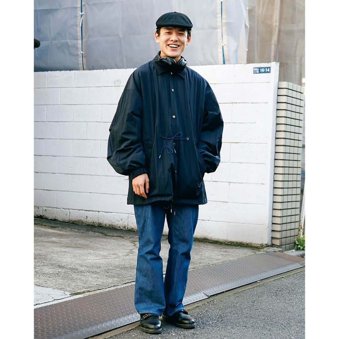 UOMOさんのインスタグラム写真 - (UOMOInstagram)「【おしゃれな大人がはじめたこと、やめたこと#03】  1枚目：チャンピオンのパンツ、古着から乗り換えました 「スウェット上下が鉄板」の難波さんは、’80sなサイケデリックな花柄のボアジャケットを重ねて。「チャンピオンのリバースウィーブのパンツは、古着のステッチがない内巻きデザインが好きでたくさん持っているんですが、散歩の時間が増え、普段ばきには実は不便だと気づきました。なぜならポケットがないから…。思い切って現行モデルに手を出したら快適で手放せなくなりました」。服だけでなく暮らしにも快適さを求めるように。「アプリを使ってたばこをやめるのに成功しました。最近は積極的にフルーツも食べるようになって、健康そのものです」。難波佑馬さん（31歳／LANTIKI バイヤー・VMD）  2枚目：仕事、はじめました 「実は4月に就職したばかりなんです！　ビルや商業施設などのメンテナンスの仕事をしています。10月に本配属になり、最近は自分一人で現場を担当することが増えてきました。とはいえまだわからないことだらけで、むしろお客さんのほうが詳しくて教えてもらうこともしばしば…勉強の日々です（笑）。始発で現場に行かなくてはいけないことも多く、自然と早寝早起きになっています。息抜きは休日の買い物。ネペンテスや吾亦紅などによく行きます。今日はいているデニムは文化服装学院にいる友人の作品。練習を兼ねて作ってもらったのですが、きれいなフレアシルエットで愛用中！　とてもよかったのでストレートデニムとジャケットもお願いしました」。蛭川瑞生さん（20歳／会社員）  #uomo #uomo_magazine #webuomo #おしゃれな大人がはじめたことやめたこと #難波佑馬 #蛭川瑞生  #INSOMNIAC #VAINLARCHIVE #Champion #ADSR #Reebok #FUMITOGANRYU #EBEKOUTA #Paraboot  #大人コーデ #冬コーデ #cordinate  #fashion #mensfashion #mensstyle」1月14日 16時00分 - uomo_magazine
