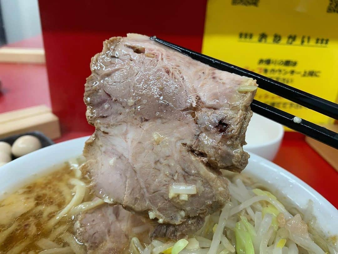 SUSURUさんのインスタグラム写真 - (SUSURUInstagram)「ラーメン二郎 神田神保町店 ラーメン麺半分ニンニクアブラカラメ、うずら、生卵 12日、バースデーラーメンの後にシメの神保町二郎。 最近のお気に入りはカラメです。 麺半分でもボリューム感たっぷりの平打ち太麺とキリリと醤油立ったスープがウマ😍 今日の夜、誕生日ラーメン動画上がりますのでお楽しみに🍥 #susuru_tv #ラーメン二郎神田神保町店 #ラーメン二郎 #神保町 #東京 #ラーメン麺半分ニンニクアブラカラメ #超うまい  #ラーメン #らーめん #ramen #ラーメン部 #ramennoodles #毎日ラーメン生活 #麺スタグラム #japaneseramen #japanramen #foodstagram #foodie #noodles #instanoodle #instaramen #instafood #susururecommended #二郎 #東京ラーメン」1月14日 16時00分 - susuru_tv