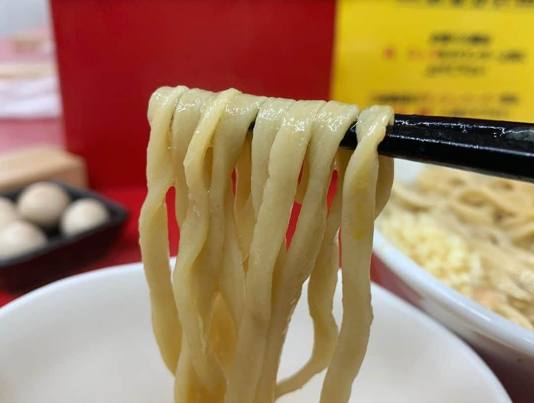 SUSURUさんのインスタグラム写真 - (SUSURUInstagram)「ラーメン二郎 神田神保町店 ラーメン麺半分ニンニクアブラカラメ、うずら、生卵 12日、バースデーラーメンの後にシメの神保町二郎。 最近のお気に入りはカラメです。 麺半分でもボリューム感たっぷりの平打ち太麺とキリリと醤油立ったスープがウマ😍 今日の夜、誕生日ラーメン動画上がりますのでお楽しみに🍥 #susuru_tv #ラーメン二郎神田神保町店 #ラーメン二郎 #神保町 #東京 #ラーメン麺半分ニンニクアブラカラメ #超うまい  #ラーメン #らーめん #ramen #ラーメン部 #ramennoodles #毎日ラーメン生活 #麺スタグラム #japaneseramen #japanramen #foodstagram #foodie #noodles #instanoodle #instaramen #instafood #susururecommended #二郎 #東京ラーメン」1月14日 16時00分 - susuru_tv