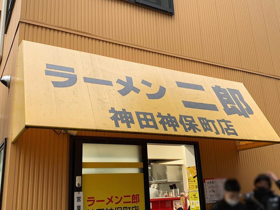 SUSURUさんのインスタグラム写真 - (SUSURUInstagram)「ラーメン二郎 神田神保町店 ラーメン麺半分ニンニクアブラカラメ、うずら、生卵 12日、バースデーラーメンの後にシメの神保町二郎。 最近のお気に入りはカラメです。 麺半分でもボリューム感たっぷりの平打ち太麺とキリリと醤油立ったスープがウマ😍 今日の夜、誕生日ラーメン動画上がりますのでお楽しみに🍥 #susuru_tv #ラーメン二郎神田神保町店 #ラーメン二郎 #神保町 #東京 #ラーメン麺半分ニンニクアブラカラメ #超うまい  #ラーメン #らーめん #ramen #ラーメン部 #ramennoodles #毎日ラーメン生活 #麺スタグラム #japaneseramen #japanramen #foodstagram #foodie #noodles #instanoodle #instaramen #instafood #susururecommended #二郎 #東京ラーメン」1月14日 16時00分 - susuru_tv