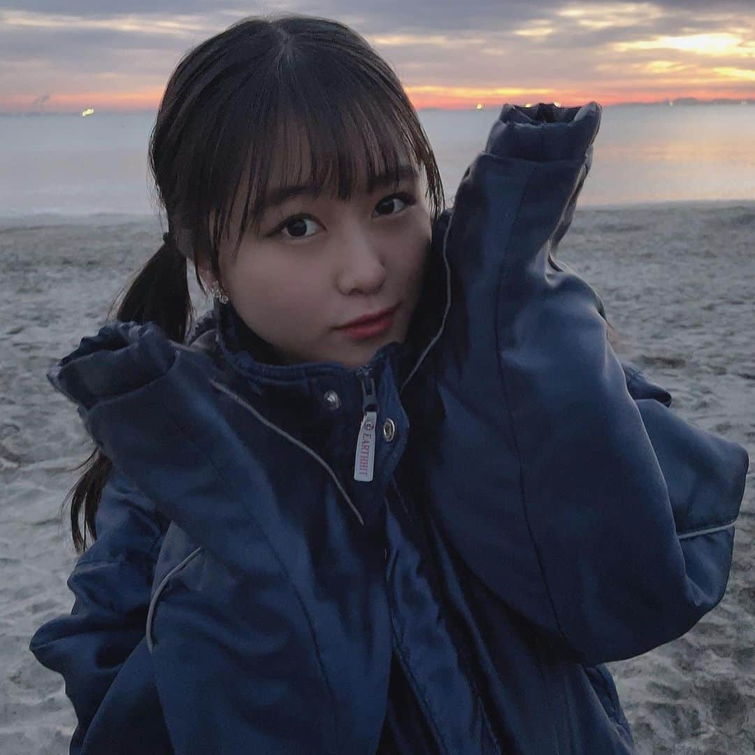 島崎友莉亜さんのインスタグラム写真 - (島崎友莉亜Instagram)「🌊  撮影で海へ！ でかすぎるんだベンチコート😾 ゆりが一番に暖かかった自信あるけどね！やった！  #冬の海 #海 #夕焼け #撮影 #ベンチコート #アイドル #sea #idol」1月14日 16時13分 - yuria_shimazaki_uug2ki