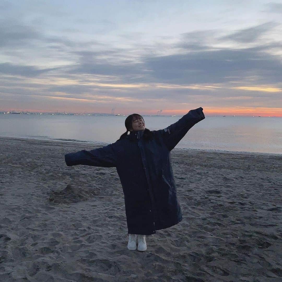 島崎友莉亜さんのインスタグラム写真 - (島崎友莉亜Instagram)「🌊  撮影で海へ！ でかすぎるんだベンチコート😾 ゆりが一番に暖かかった自信あるけどね！やった！  #冬の海 #海 #夕焼け #撮影 #ベンチコート #アイドル #sea #idol」1月14日 16時13分 - yuria_shimazaki_uug2ki
