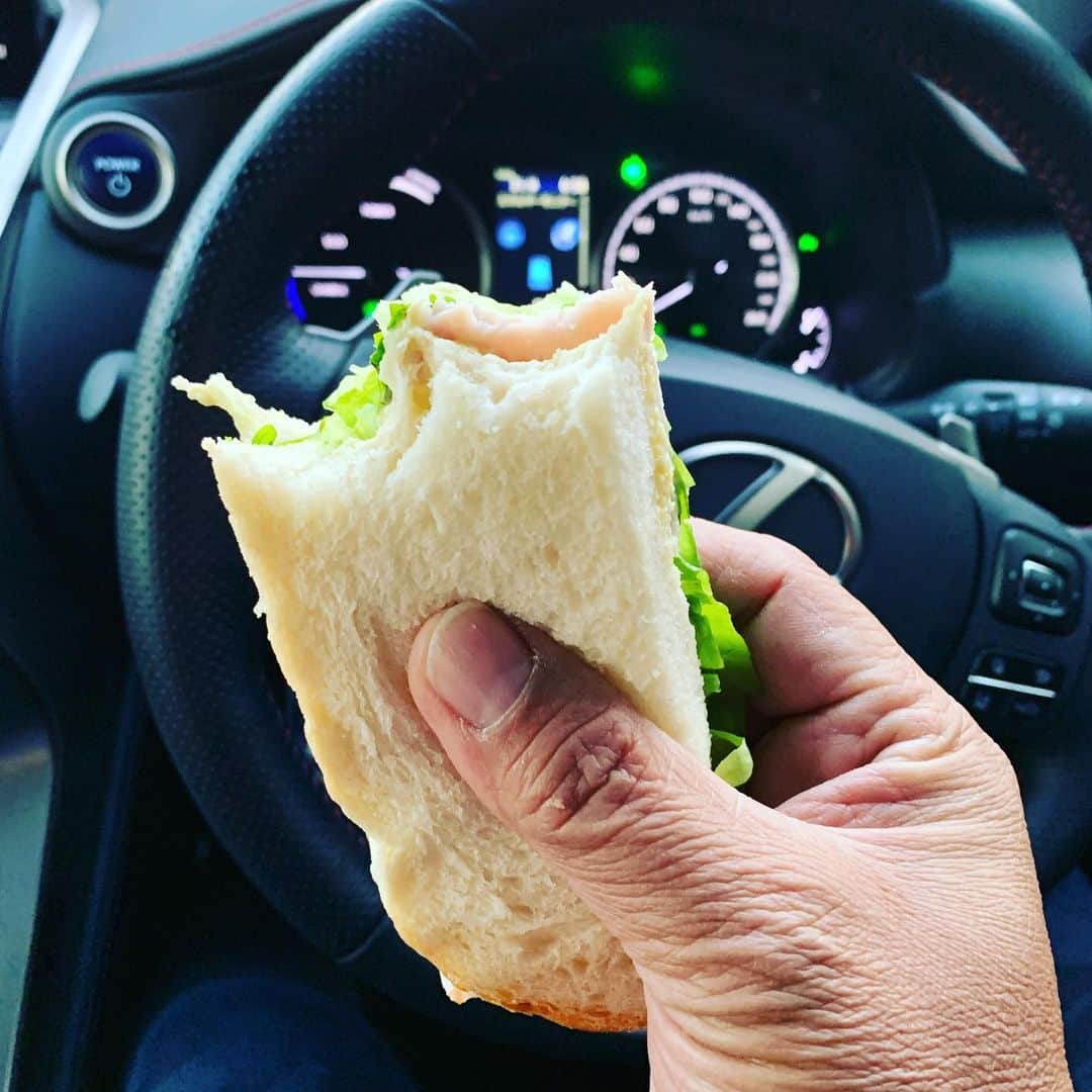 金村義明さんのインスタグラム写真 - (金村義明Instagram)「昨夜は、早く寝て、次男坊カップル来て食事したのも知らなかった！朝のがみの食パン🍞サンド弁当持って青梅の東京バーディーク倶楽部へ 健ちゃん小鍛冶と3人で今年初対戦！ランチは、個室で支配人のサービス料理5品と坦々麺で腹パン、後半ガタガタ初笑いゴルフ！次回は、月末石坂で！」1月14日 16時11分 - yoshiaki_kanemura