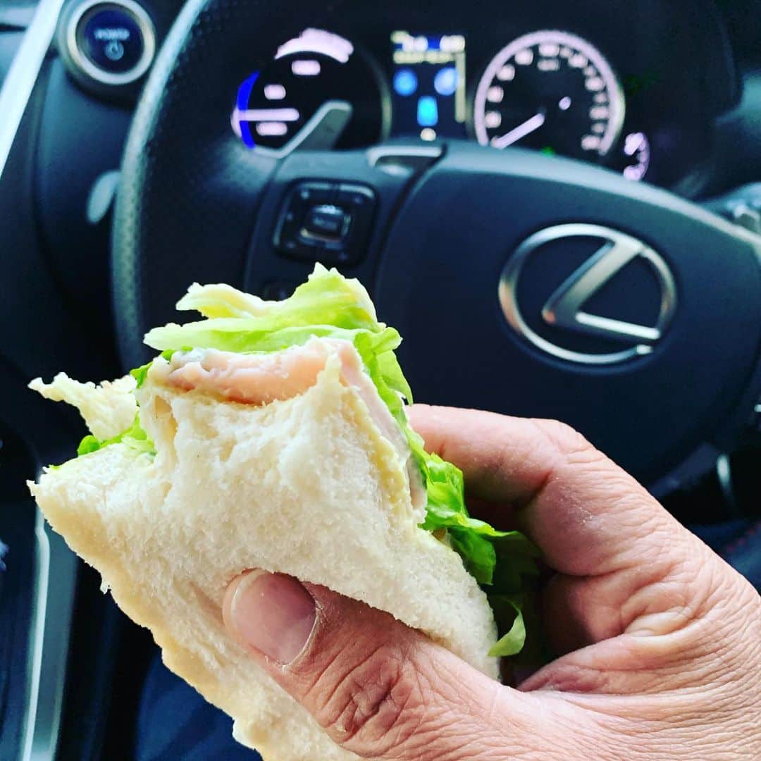 金村義明さんのインスタグラム写真 - (金村義明Instagram)「昨夜は、早く寝て、次男坊カップル来て食事したのも知らなかった！朝のがみの食パン🍞サンド弁当持って青梅の東京バーディーク倶楽部へ 健ちゃん小鍛冶と3人で今年初対戦！ランチは、個室で支配人のサービス料理5品と坦々麺で腹パン、後半ガタガタ初笑いゴルフ！次回は、月末石坂で！」1月14日 16時11分 - yoshiaki_kanemura