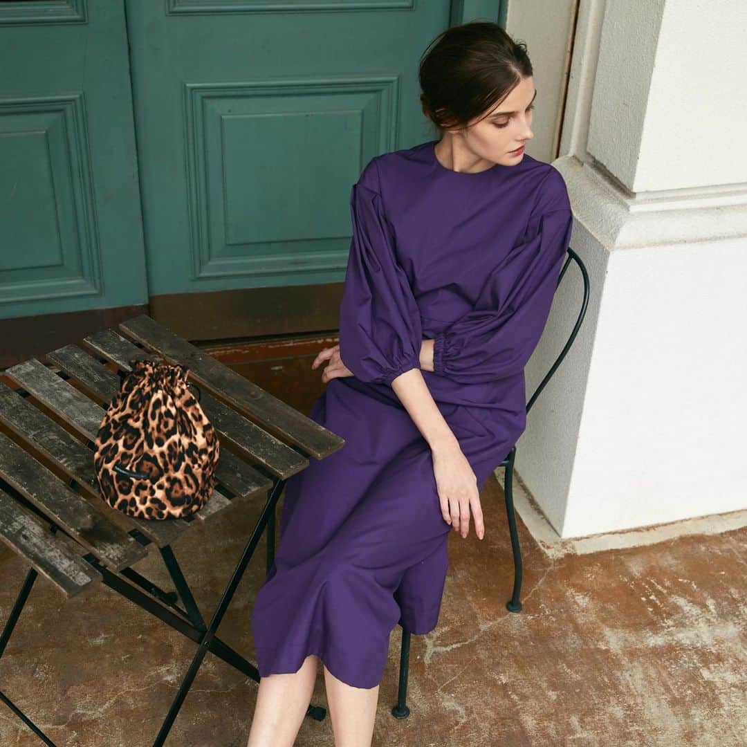 Tsuru by Mariko Oikawaのインスタグラム：「2月入荷予定♪ 2021 spring collection.  Alessandra/PURPLE ¥29,000+tax  Muscari/PURPLE ¥22,000+tax  ボリュームがあるパフスリーブと美しく際立つ立体フォルムのワンピース。 ミモレ丈で上品に着て頂けます✨  #tsuru #tsurubymarikooikawa #2021ss #onepiece」