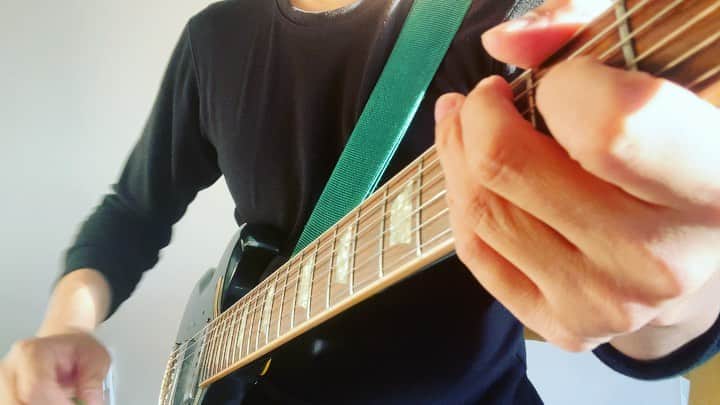 小野武正のインスタグラム：「今日はC9を押さえるところからですねえ 中指で5弦3フレット 人差し指で4弦2フレット 3弦は何も押さえず鳴らして 2弦は小指で3フレット！  今までのコードを紡いでC9のアルペジオで一瞬解放されるそんなイメージでごじゃんすねえ！  #わしつなぎ  #keytalk #気ぃ遠く #フィクションday3」