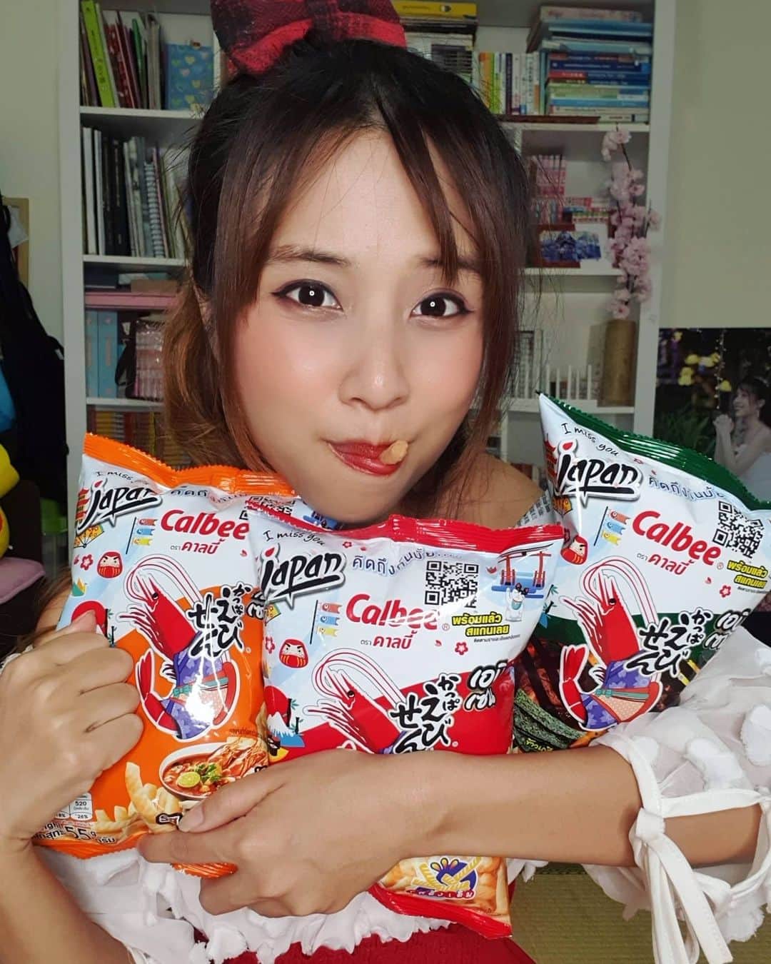 ビーム先生のインスタグラム：「คิดถึงญี่ปุ่นคิดถึง Calbee !!! 🦐🦐🦐 ทุกคนนนน Calbee  มีแพ็กเกจ I miss you Japan แหละ สแกน QR Code จากหน้าซองก็สามารถเข้าไปเล่นเกมได้เลย เล่นแล้วช่วยบรรเทาจิตใจให้หายคิดถึงญี่ปุ่นได้ด้วย!!! สุดยอดไปเลย เพราะว่าเราจะได้วิ่งผ่านเมืองต่างๆเช่น โตเกียว, โอซาก้า, เกียวโต, ซัปโปโระ, ฮิโรชิมา (1QR Code=1เมือง) จะได้เห็นแลนด์มาร์คต่างๆของเมืองนั้นๆผ่านเกมด้วยแหละ   กะพริบตากระโดดข้ามสิ่งกีดขวางจ้า บีมเล่นไปเป็นสิบรอบละ ได้สูงสุด 1700 คะแนน  ลองเล่นกันดูนะ   ปล.มีข้าวเกรียบกุ้งคาลบี้รสดั้งเดิม, รสหมึกย่างสาหร่าย และรสต้มยำกุ้ง เฉพาะซองรุ่น I miss you Japan เท่านั้น ซื้อได้ที่ 7-11,ร้านสะดวกซื้อ และห้างสรรพสินค้าชั้นนำทั่วประเทศ !!!  #influencer #blogger #youtuber #thai #thaigirl #japan #日本　#タイ　#インフルエンサー　#ブロガー　#ユーチューバー　#外国人　#訪日外国人　#タイ人　#タイ語　#บล็อกเกอร์ #ยูทูปเบอร์ #ไทย #ญี่ปุ่น #ภาษาญี่ปุ่น #Calbee #คิดถึงญี่ปุ่นคิดถึงคาลบี้ #วิ้งค์วิ่งซ่ากับคาลบี้ #คาลบี้」