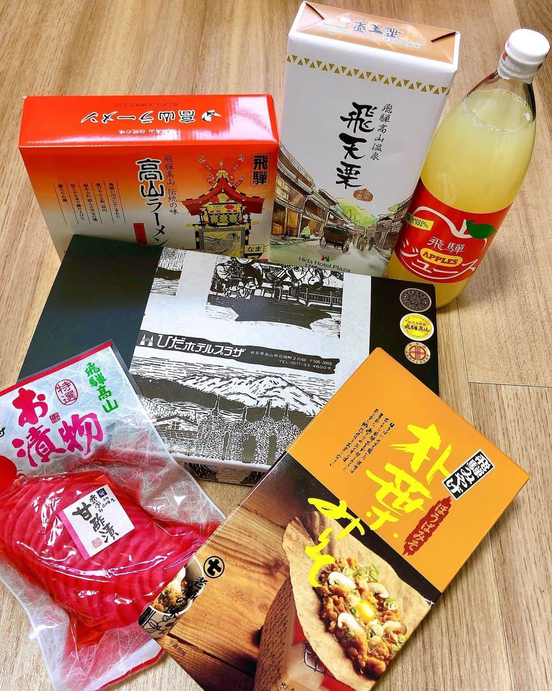 若林美里のインスタグラム：「* 昨日、FC DREAM というチームの 練習に参加をしてボールを蹴ってきました😊  緊急事態宣言が発令される前の最後の練習に飛騨地区まで行き、現役の所属選手、OG選手と一緒にプレーをする事が出来てとても楽しかったです😄⚽️  また、飛騨の方々のおもてなしの心に触れ、素晴らしい体験をし、お土産もたくさんもらいました🙇🎁  彼女たちのそれぞれの活躍に期待をしています😌✨  ありがとうございました!!  #飛騨高山 #飛騨 #高山 #taiwan #台灣 #高雄 #高雄陽信 #陽信銀行 #プロサッカー選手 #海外サッカー選手 #台灣サッカー #女子サッカー #サッカー女子 #女子アスリート #女性アスリート #海外女子 #若林美里 #謝謝」