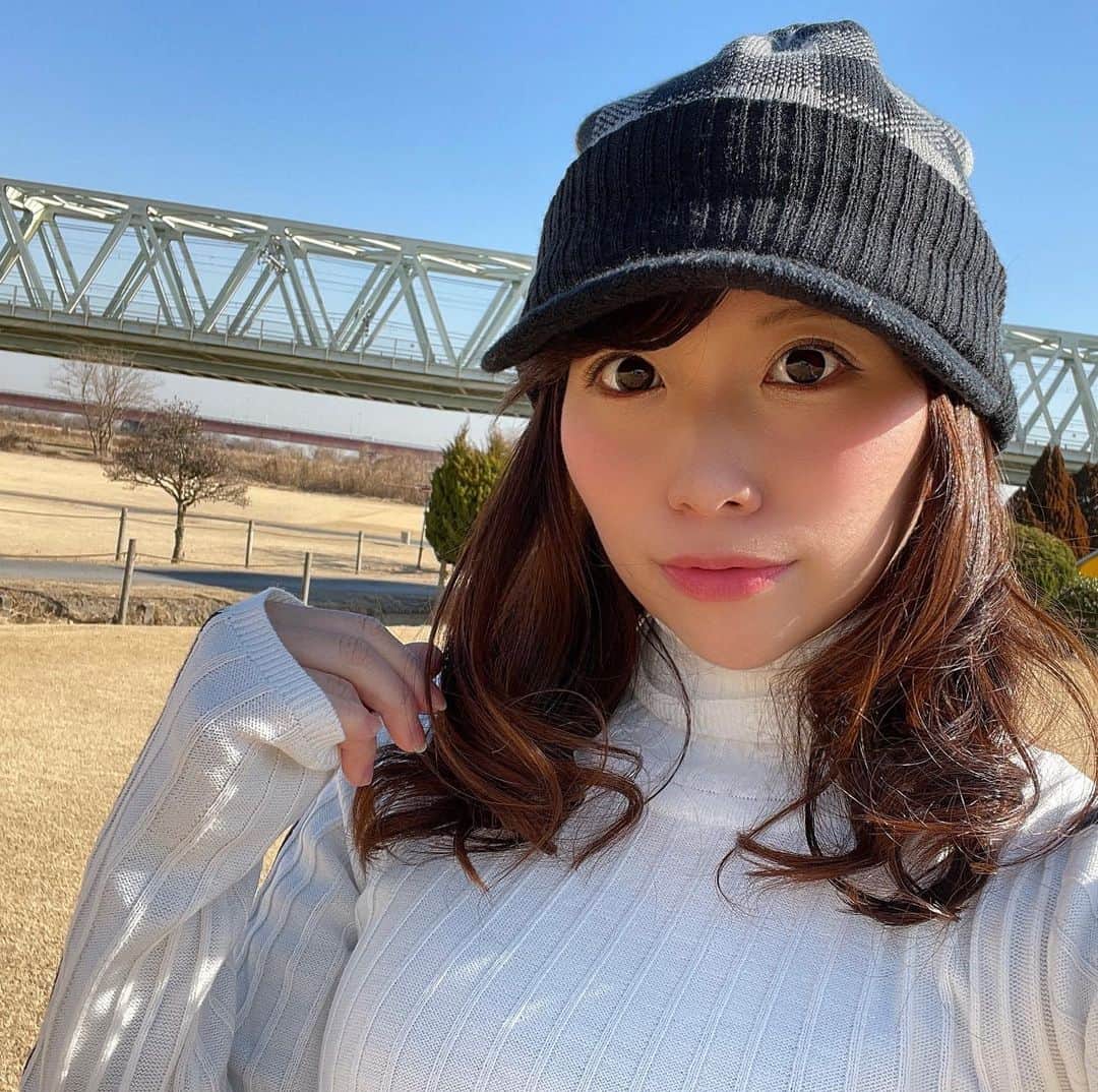 MOMOのインスタグラム：「遅ればせながら、あけましておめでとうございます🥺❣️ 年始はゆっくりしすぎて打ち始め出遅れちゃいましたが、今日打ち始めしてきました⛳️  3月下旬並みにあたたかかったみたいで、薄いニット一枚でラウンドできました☺️❣️ 新しい#adidasgolf のウェアだよ🌸 スポーティでお気に入りです❣️  今日のスコアは98でした😆❣️ 上手い人と回るとスコア良くなる説〜〜☺️  みなさま、今年もよろしくお願いします。☺︎ 安定的な90台目指します😆   #ゴルフ女子 #ゴルフウェア #ゴルフコーデ #ゴルフ好きな人と繋がりたい #ゴルフ好き #ゴルフ初心者  #ゴルフ男子と繋がりたい #ゴルフ場 #golf #golfwear #ゴルフコース #golfgirl #golfswing #골프 #golfstagram  #골프여자 #平日ゴルフ #平日ゴルファー #ゴルフうまくなりたい #ゴルフばか #ゴルフ友達募集中」