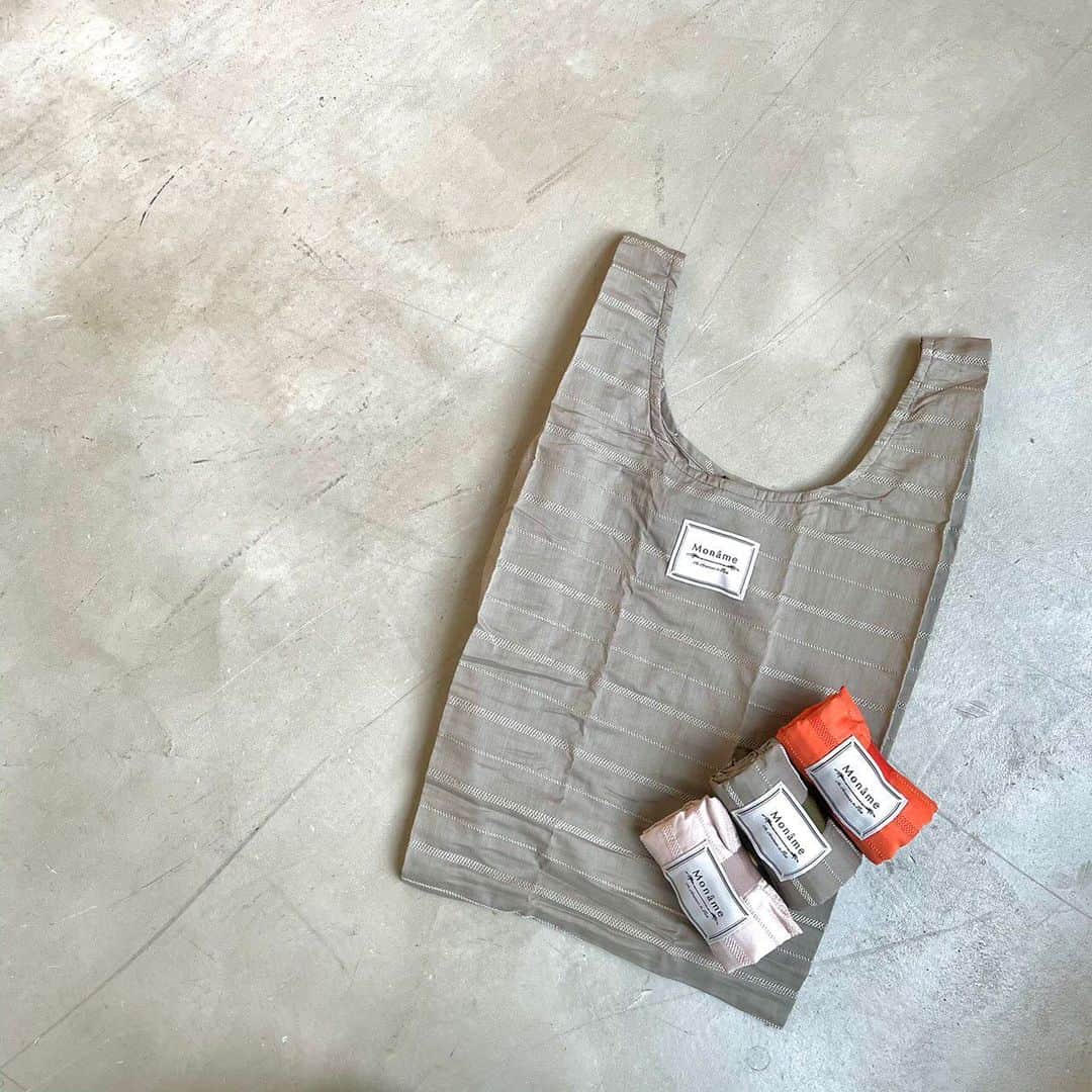 Moname Official Instagramのインスタグラム：「. 【ノベルティキャンペーンのお知らせ✨】  期間中、Moname ONLINE STOREにて 商品ご購入の方にオリジナルのエコバックを プレゼント🎁 コンパクトに折りたためるので便利なエコバック！ お買い物の際に使用していただけます。  ◆期間 1月14日(木)～24日(日)  ◆カラー カーキ・ベージュ・オレンジ  ◆大きさ 縦50ｃｍ×横30ｃｍ  ◆注意事項 ・1回のご注文につき1点差し上げます。 ・数に限りがあるため、なくなり次第終了いたします。 ・詳細はオンラインサイトトップページのお知らせよりご覧下さいませ。 ・返品・交換は致しかねます。 ・カラーは選べませんのでご了承ください。  是非この機会にチェックしてみてください😊  #ノベルティ#プレゼント#キャンペーン#エコバック#デニム#バック#オンラインストア#大人カジュアル#サスティナブル#サスティナブルバック#買い物#期間限定#ベージュ#カーキ#オレンジ」