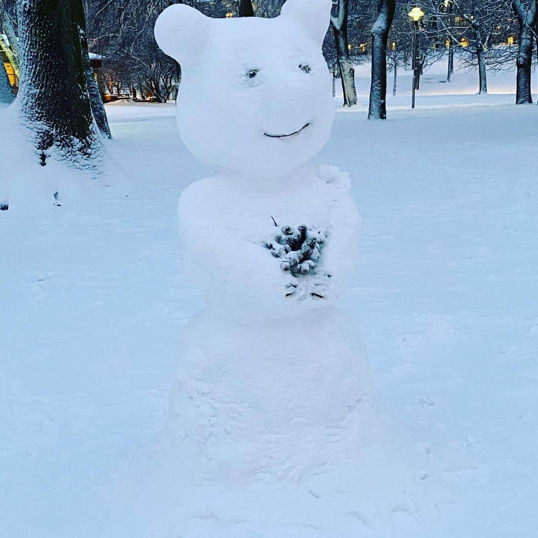 北欧デザイン・ストックホルム便さんのインスタグラム写真 - (北欧デザイン・ストックホルム便Instagram)「雪が降り積もった朝❄️ あちこちに雪だるまアート⛄️  ムーミンママまで❤️😊」1月14日 16時34分 - hokuo_design_stockholm