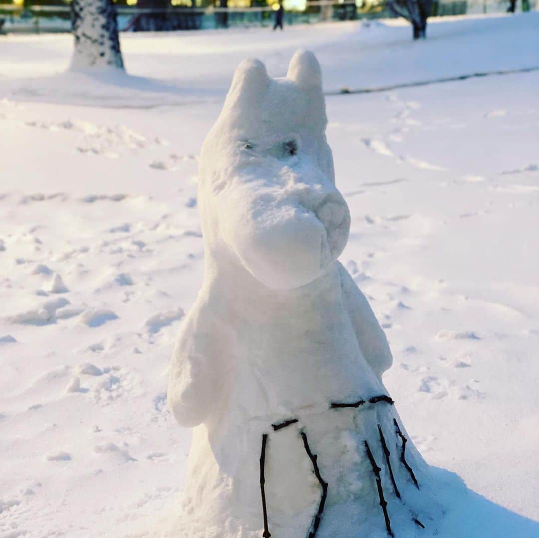北欧デザイン・ストックホルム便さんのインスタグラム写真 - (北欧デザイン・ストックホルム便Instagram)「雪が降り積もった朝❄️ あちこちに雪だるまアート⛄️  ムーミンママまで❤️😊」1月14日 16時34分 - hokuo_design_stockholm