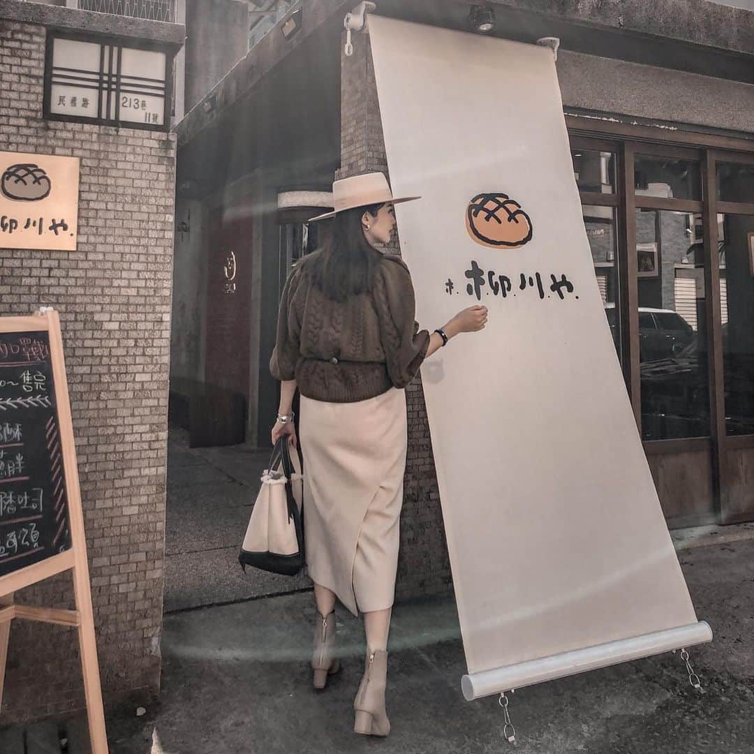 Lilian莉安のインスタグラム：「- 才開門沒多久就完售 無緣北海道煉乳肉鬆～ OOTD All by⋯ @dazzlingdazzlin  #dazzlingdazzlin #whatiworetoday #coordinate #outfit」