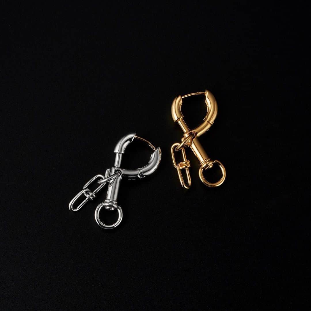 ジャスティンデイビスのインスタグラム：「“JUNK TREASURE”Earrings  ⠀ カラビナモチーフのジャンクトレジャーピアス、 身近にある物が 宝物になるジャスティンスタイル、 バネ式で装着しやすい仕様  #justindavis  #ジャスティンデイビス」