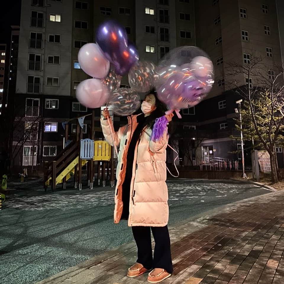 ムン・イェウォンさんのインスタグラム写真 - (ムン・イェウォンInstagram)「파티를 할 수 있는 날이 돌아온다면 사랑하는 사람들과 풍선파티를 열거야 🎈너무 좋군 💃 @balloonshop_mm #말랑말랑풍선가게 #풍선맛집 #풍선파티 #풍선제작 #풍선」1月14日 16時42分 - moonyeah1