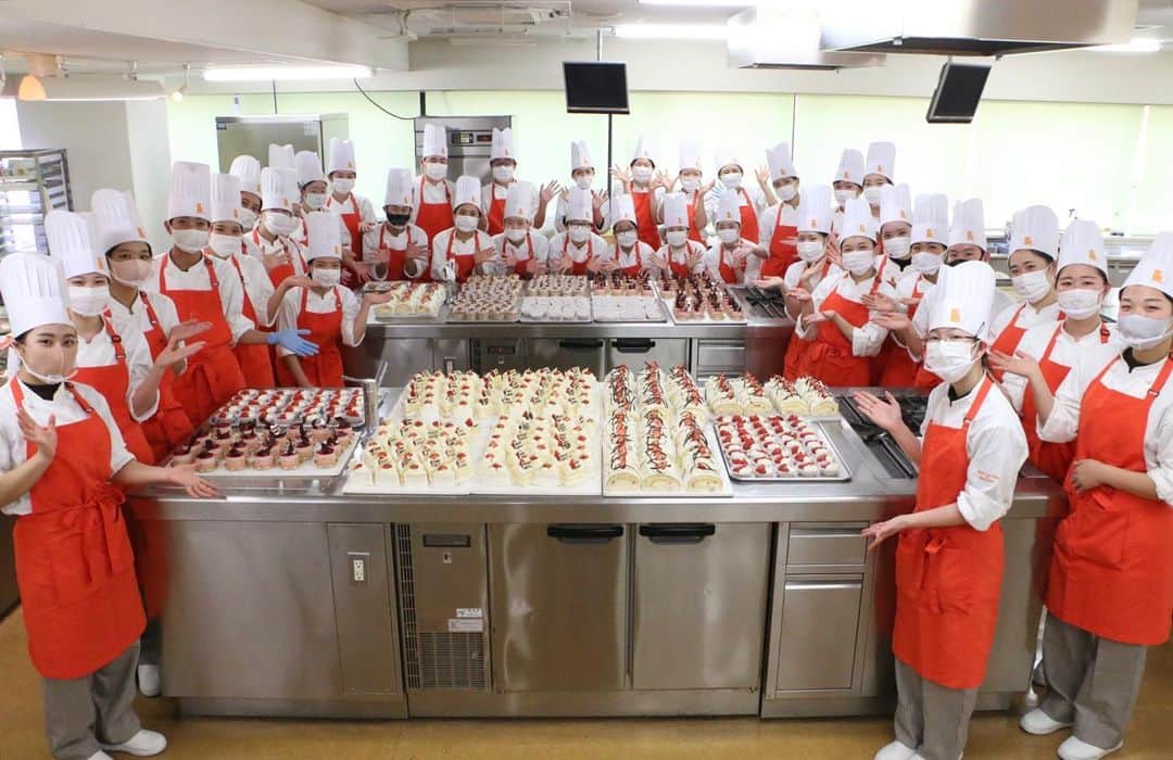 神戸製菓専門学校（公式）さんのインスタグラム写真 - (神戸製菓専門学校（公式）Instagram)「🍰製菓本科1年生🍰 大量製造の実習！✨😃 #ショートケーキ #ロールケーキ #プリン #ムース #タルト #焼き菓子 現場を想定して、みんなで協力しながらこれだけのお菓子を作りました✨☺️  神戸製菓専門学校では #1人1台実習 で基礎力を、 そして　#大量製造実習 で応用力を身につけていきます💪  #計量から仕上げまで 全ての工程を身につけているから、どこを任されても責任を持ってやり遂げることができます😃  実習中心だから、初心者でも大丈夫💪洋菓子とパンに特化した神戸製菓専門学校でプロを目指しましょう❗️  #神戸製菓　#神戸製菓専門学校　#製菓本科　#大量製造　#洋菓子　#パティシエ　#実習中心　#製菓　#専門学校　#製菓専門学校　#パティシエのたまご　#パティシエカメラ部　#お菓子作り　#お菓子作り好きな人と繋がりたい　#神戸　#三宮　#三ノ宮　#pattistagram2021」1月14日 16時42分 - kobeseika_info